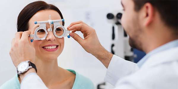 eye doctor giving a woman an eye exam
